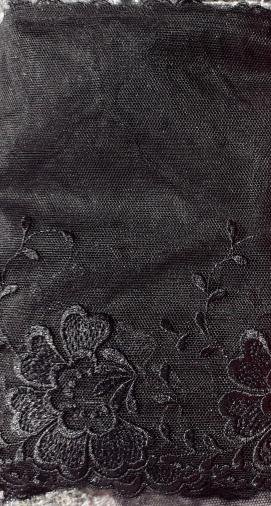 Spitzenband, Tüll schwarz, schwarze Blumenstickerei, Schweizer Fabrikat, 18cm breit