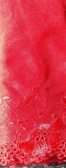 Spitzenband, Tüll rot, rote Blumenstickerei und Hohlmuster, Schweizer Fabrikat, 20cm breit