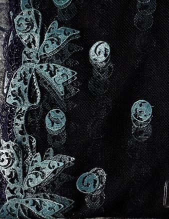Spitzenband, Tüll schwarz, hellblauer Ball und Maschen Stickerei und dunkelblauem Hohlsaum, Schweizer Fabrikat, 18,5cm breit