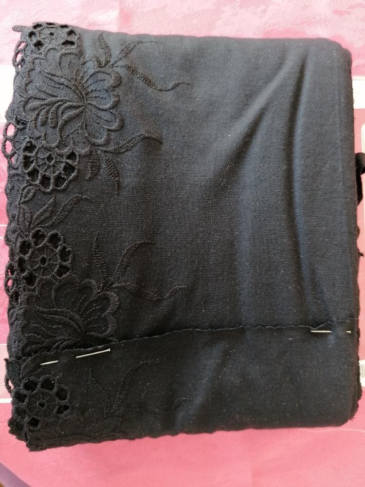 Spitzenband, Jersey schwarz, mit schwarzen Blumen Stickerei und Hohlmuster, elastisch, Schweizer Fabrikat, 18 cm breit