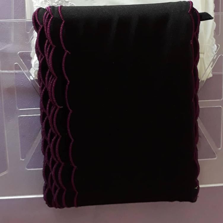 Spitzenband, Jersey schwarz, mit dunkelpinkem Wellen Rollsaum, elastisch, Schweizer Fabrikat, 14 cm breit