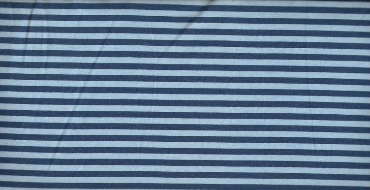 Jersey, mit hellblauen und blauen Streifen, 92 % Baumwoll, 8 % Elastan