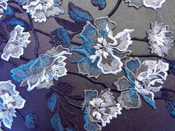 Spitzenstoff, Burda Style, dunkelblau mit hell-, mittelblauen, grauen und schwarzen Blumen gestickt, 150 cm breit, 100 % Nylon