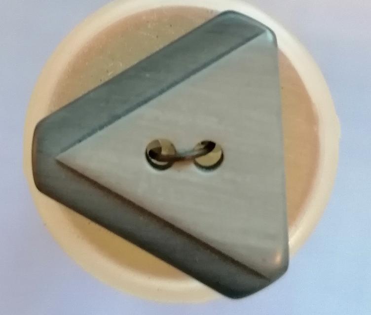 Knopf, Dreieckig mit Dreieck, dunkelgrau - hellgrau, 22mm