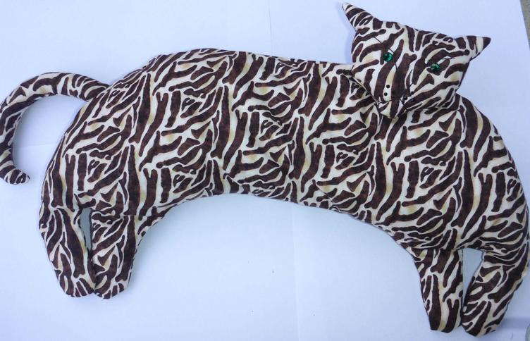 Traubenkern-Büsi, Stoff Baumwolle 100 %, braun/hellbraun/beige getigert, mit Swarovski-Steinen